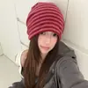 Gorro de punto a rayas con bloques de color del mismo estilo que Jang Won-young para mujer, otoño e invierno, nicho, cálido, para cabezas grandes, hace que la cara parezca más pequeña, gorro para clima frío