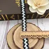 Venta al por mayor del fabricante Cinta estilo Chanel, Encaje de Ciempiés en Forma de Ocho, Adorno de Lentejuelas, Encaje de Espiga Ondulada, Accesorios para Vestimenta