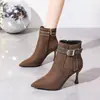 Botas Fashion Femininas 2026 Outono Inverno Novas Elegantes Fivela Bico Fino Salto Alto Agulha Estilo Britânico Emagrecedoras Botas Curtas