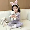 Conjunto de loungewear infantil para menina de outono, com estampa floral pequena, para primavera e outono, incluindo blusa e calça, adequado para usar em casa.