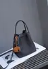 Bolsa de Ombro Transversal Feminina de Couro Bovino de Primeira Camada, Simples, Fashion, Cesta de Compras Vegetal Clássica para Meninas, Cor Contrastante, Uso Duplo