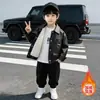 Chaqueta de cuero para niño con forro polar, nuevo estilo invierno 2025, chaqueta engrosada de otoño e invierno para niños pequeños y mayores, chaqueta de cuero a la moda