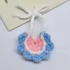 Babero de muñeca de algodón oso autocrítico babero mini ropa de muñeca mini accesorios bufanda de ganchillo decoración de muñeca
