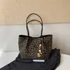 Bolso tote de otoño transfronterizo nuevo con estampado de leopardo, bolso casual para el día a día, gran capacidad, bolso de hombro relajado y elegante, bolso extragrande
