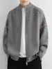 Suéter Cardigan Listrado Color Block Americano com Gola Alta para Homens e Mulheres Outono/Inverno Retrô Sensação de Alto Padrão Zíper Duplo Malha Outerwear