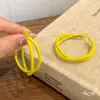 Brincos de Argola Redondos Trançados de Veludo Amarelo Gengibre para Mulheres com Pinos de Prata, Estilo Vintage de Hong Kong, Únicos e Modernos, Versáteis para Outono e Inverno