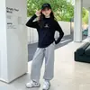 Capa base para niñas, estilo finales de otoño, nuevo artículo 2026, estilo otoño, camiseta de manga larga para niñas, top elegante y moderno, en stock