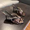 Sandalias estilo Chanel para mujer para combinar con faldas, estilo de venta caliente verano 2025, con tacones finos, punta cuadrada, punta abierta, sandalias de tacón alto de moda para uso en exteriores