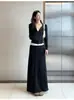 Conjunto de sportswear preto de corte justo para mulheres, com uma saia midi estilo Berkeley, perfeito para o início do outono, criando um visual sofisticado e estiloso.