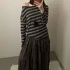 Fotos reais de 26 roupas femininas de outono de Dongdaemun, Coreia do Sul: top de manga longa listrado, com tecido escovado, ombro a ombro e caimento solto e relaxado