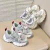 Zapatillas de moda para niñas, modelo nuevo 2026, zapatos casuales de malla transpirables y ligeros para niñas pequeñas con decoración de lazo