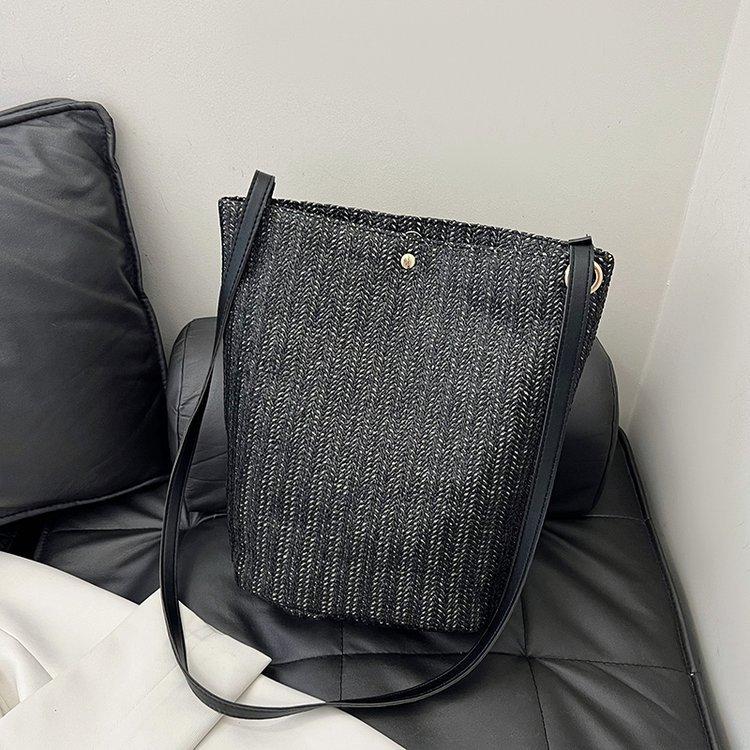 编织包女包新款潮2024夏草编简约百搭小清新水桶包个性单肩斜