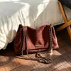 Bolsa Transversal de Moda Feminina de Nicho 2026 Verão Nova Bolsa de Ombro com Corrente Camurça Elegante Bolsa Transversal de Ombro Único