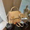 2026 Nuevo Estilo Femenino Bolso Cuadrado Pequeño con Solapa Tejida Bolso de Mano con Colgante de Oso Pequeño y Lazo Se Puede Llevar Cruzado Mini