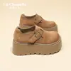 Mocassins de alta moda com fivela retrô e solas grossas que alongam as pernas, sapatos versáteis simples de cor sólida no estilo Maillard para mulheres