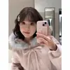 Dulce Chaqueta Rosa con Capucha y Lazo Reductora de Edad Elegante con Cuello Grande de Piel para Mujer Estilo Preppy Lana Otoño e Invierno 2025