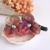 Grampo de Banana com Flor em Tecido Chiffon de Alta Qualidade, Grampo de Cabelo Feminino Moderno e Versátil, Acessório de Cabelo para Coque, Pequeno Acessório de Cabelo Feito à Mão