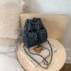 Bolso Cruzado Pequeño de Verano de Alta Gama para Mujer 2026 Nuevo Moda Versátil Bolso Cubo con Cadena al Hombro