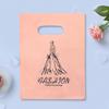 Bolsa de plástico para tienda de ropa, venta al por mayor, con estampado de dibujos animados de flores, cuatro dedos, portátil, para compras, regalo