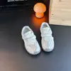 Tênis infantis de velcro, novos modelos primavera/outono para meninas, tênis de treino casual alemão versátil e estiloso, tênis prateado branco para estudantes, da moda