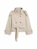 Elegante trench coat curto com gola alta para mulheres, com botões metálicos de abotoamento duplo, dragonas nos ombros e um cinto para marcar a cintura, criando um efeito emagrecedor para figuras petites.