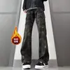 Calça jeans de trabalho camuflada com forro de fleece e múltiplos bolsos, estilo retrô americano, corte slim, levemente flare, modeladora e casual, para homens