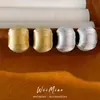 Pendientes de plata con textura de aguja en forma de C, estilo minimalista metálico, pendientes de nicho simples y únicos, lujo ligero con sensación de alta gama, venta al por mayor