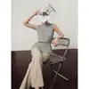 Moda Outono 2026 Blusa Estilo Francês Suave com Pregas Franzidas, Sem Mangas, Combinada com Tricô e Camisa Básica