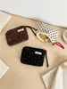 Bolsa de maquillaje estilo retro con estampado floral y de lunares, un organizador portátil de tela para llevar en la mano, perfecto para guardar labiales y artículos pequeños