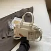 Bolsa de mão pequena plissada em couro envernizado estilo funcional de nicho bolsa cilíndrica com múltiplos compartimentos para garota doce e cool bolsa versátil de ombro único transversal