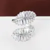 Suministro Exclusivo Transfronterizo de Anillos Ajustables con Diseño Simétrico de Hoja de Plátano de Moda con un Toque de Lujo Ligero e Incrustaciones de Circonita
