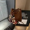 Bolso tipo cubo retro de lujo ligero para mujer, nueva colección 2026, moda nicho, bolso de hombro versátil, bolso cruzado para el día a día