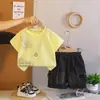 Ropa de Verano para Niños Niños Camiseta de Manga Corta 2026 Nueva Ropa Infantil Bebé Niños Cuello Redondo Holgado Conjunto de Moda Venta al por Mayor