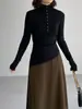 Suéter tejido versátil de cuello medio alto para mujer Jiangzuo, entallado a la cintura para otoño e invierno, corte ajustado, diseño irregular, A112
