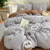 Conjunto de cama de quatro peças em veludo de leite classe A para bebês, espessado para o calor do inverno, com um design de desenho animado fofo e fresco, adequado para estudantes