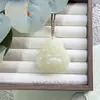 Pingente de Buda de Jadeíta Natural Cor Água Clara Tamanho Grande Lótus Verde e Branco Raiz de Lótus Rosa Maitreya Jade Afegão Buda de Barriga Grande Ornamento Pendurado Colar