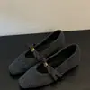 Sapatos Mary Jane femininos com bico quadrado, apresentando um salto oculto, um estilo inspirado na Chanel e um novo design de inverno 2025 com forro felpudo e detalhe de laço, exalando um visual elegante e peludo.