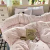 Conjunto de cuatro piezas de gasa arrugada de doble capa con sensación de nube para maternidad e infancia Clase A, conjunto de tres piezas para dormitorio, conjunto de tres piezas amigable con la piel y cómodo, estilo ins suave y acogedor