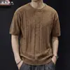 Camiseta Masculina Minimalista de Linho com Listras Verticais, Manga Curta, Estilo Old Money, Luxo Leve, Fresca e Moderna, Top de Tricô com Gola Redonda para o Verão