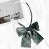 Colección de Pajaritas RayadasPajarita JK Sin Corbata Plana con Plumas Estilo Japonés Camisa de Uniforme Escolar Estilo Estudiante