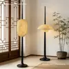 Sofá de sala de estar de mediados de siglo moderno con lámpara de pie de diseño creativo, estudio estilo Zen, dormitorio, sala de té y lámpara decorativa de mesa
