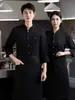 Novos uniformes de chef para a indústria de catering, com impressão personalizada, cores sólidas, design simples, mangas compridas e adequados para padarias, hotéis e equipe de cozinha.. Uniforme de chef masculino