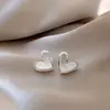 Brincos de Agulha Prata com Design de Coração Doce Cravejado de Diamantes, Requintados e Elegantes, Versáteis para o Dia a Dia, Brincos de Luxo Leve da Moda