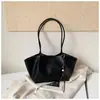 Design transfronteiriço, bolsa tote de nicho para mulheres, novo estilo casual, grande capacidade, adequada para o trajeto diário, bolsa de ombro com um visual casual e estiloso