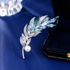 Moda Elegante Elegante Ropa Chaqueta Traje Cristal de Alta Calidad Circonita Joker Accesorios de Alta Calidad Broche de Plumas Venta al por Mayor