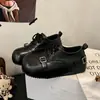 Mocassins de sola grossa, que aumentam a altura, com cadarço para o outono de 2026, mocassins de novo estilo, retrô e versáteis para mulheres, modernos