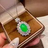 Colgante de calcedonia tipo hielo totalmente incrustado con diamantes para mujer, con una vibrante gema pequeña de ojo de gato verde y blanca, un delicado collar y una cadena para la clavícula, ofreciendo un toque de lujo discreto.