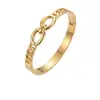 Pulsera de acero de titanio transfronteriza para mujer, cierre ovalado dorado, estilo de lujo ligero, diseño simple europeo y americano, cierre que no se decolora, venta al por mayor