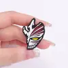 Desenho animado japonês anime periférico formato de máscara de morte de Halloween joia broche de liga metálica horror broche versátil
