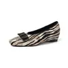 Sapatos de Couro Pequenos de Moda Nicho Cor Color Block Baixo 2026 Outono Novo Bico Quadrado Fundo Plano Aumento Oculto de Altura Feminino
